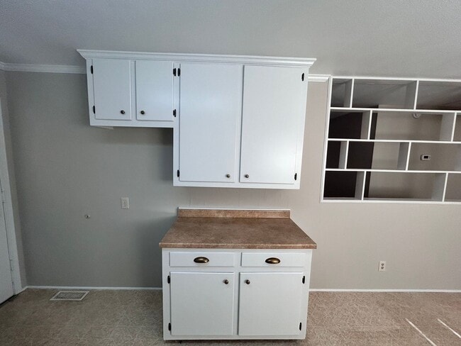 Building Photo - 3 Bedrooms off Mt. Gallant!!