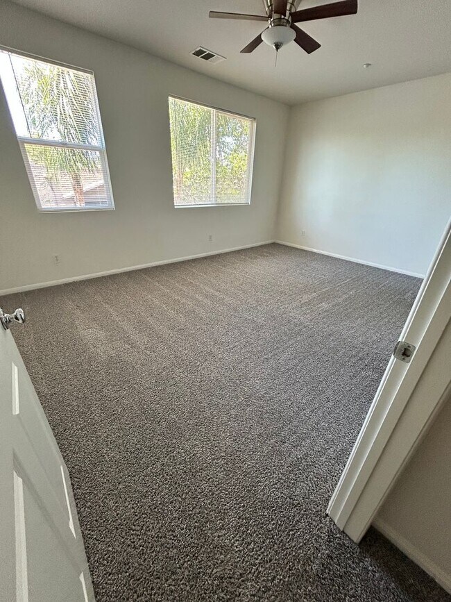 Building Photo - 3 bed 2 car garage condo for rent in Murrieta