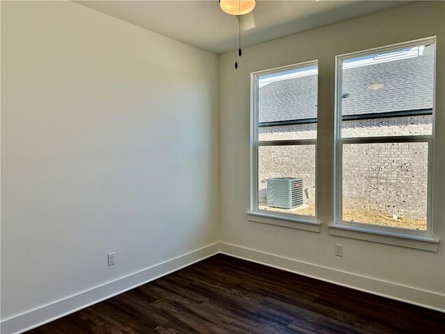 Building Photo - 2421 Longfellow Dr