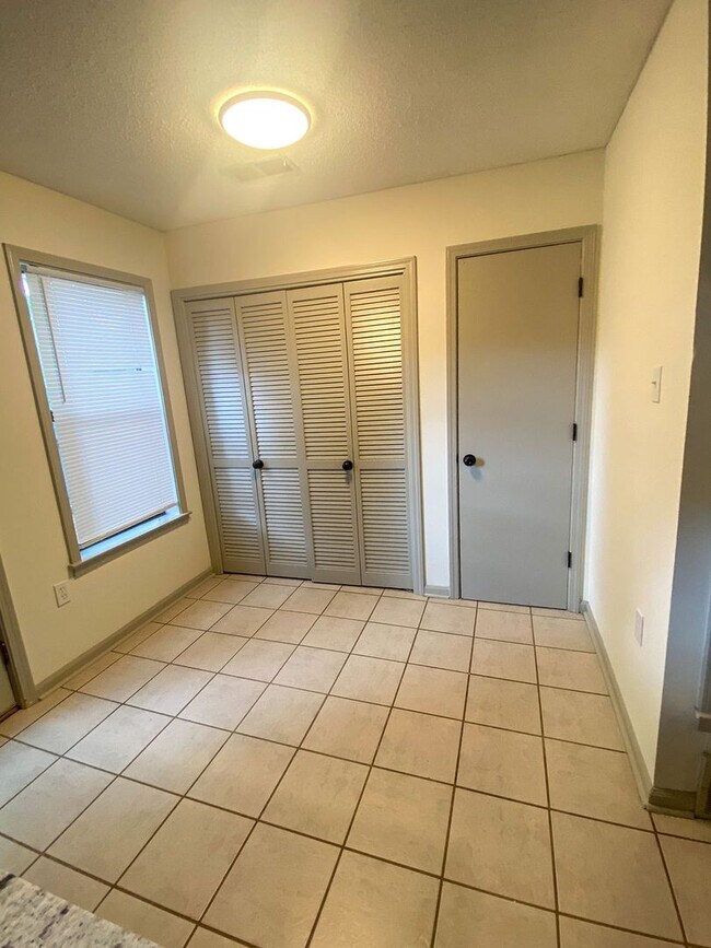 Building Photo - 3 bed / 2 bath in Memphis near Old Brownsv...