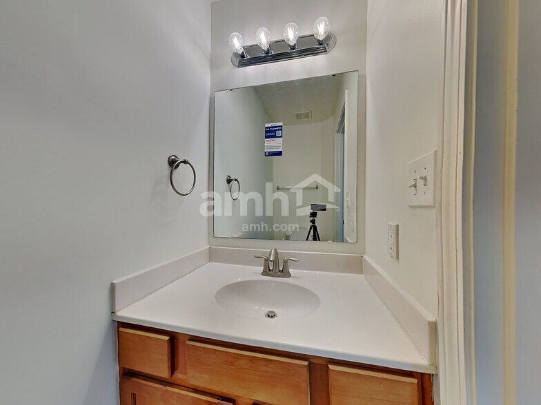 Building Photo - 743 Elm Tree Dr