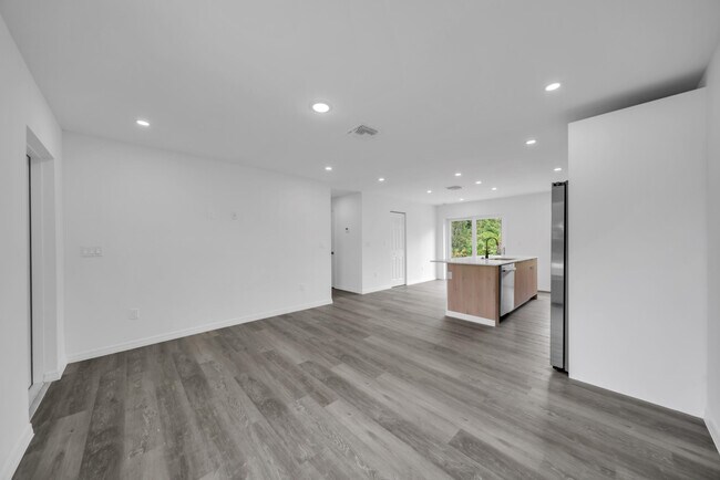 Building Photo - 382 McArthur Blvd