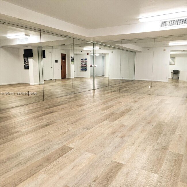 Building Photo - 18181 NE 31st Ct