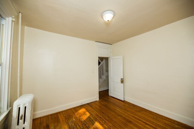 Building Photo - 2026/2027 JHU Off-Campus 5bd/3ba Charles Village w/ W/D & parking!.. Available 6/9/26