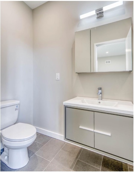 Ensuite Bathroom - 2404 W Montgomery Ave