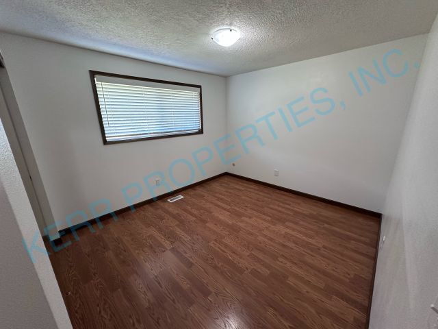 Building Photo - Charming 3-Bed Oasis with 2 Full Baths in Oregon City – 1,360 Sq. Ft. of Comfort Awaits!