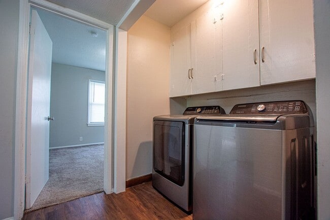 Building Photo - Cute 3 Bedroom / 1 Bath Home with Washer a...