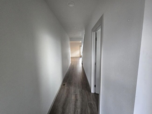 Building Photo - YECK-683