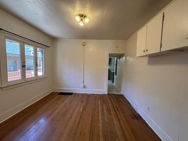 Building Photo - 921 Princeton Ave S