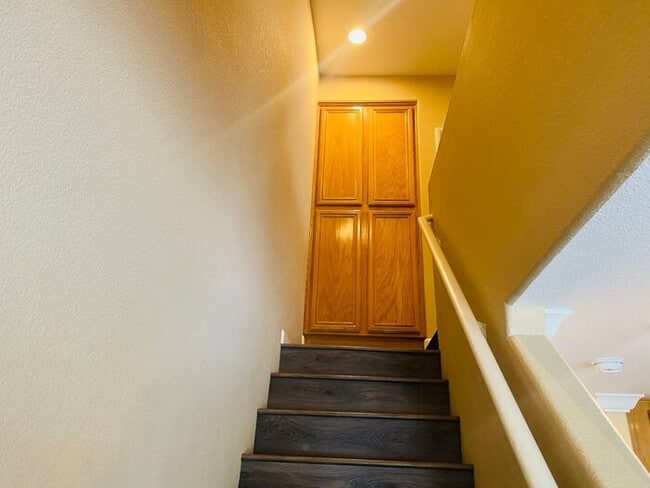 Building Photo - Move In Ready! 2 bedrooms 2.5 bath Townhom...
