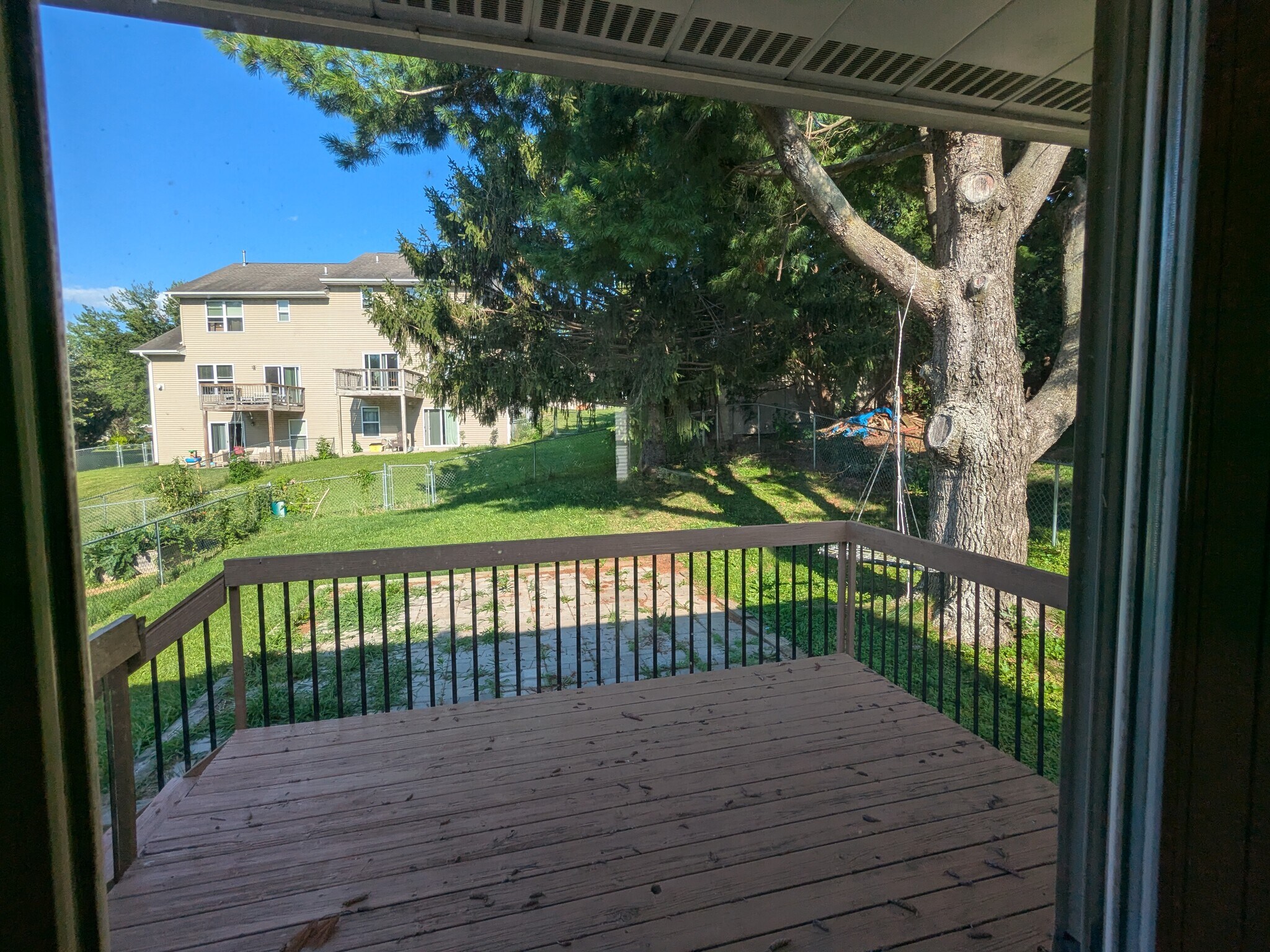 Building Photo - 2047 S Ridge Dr