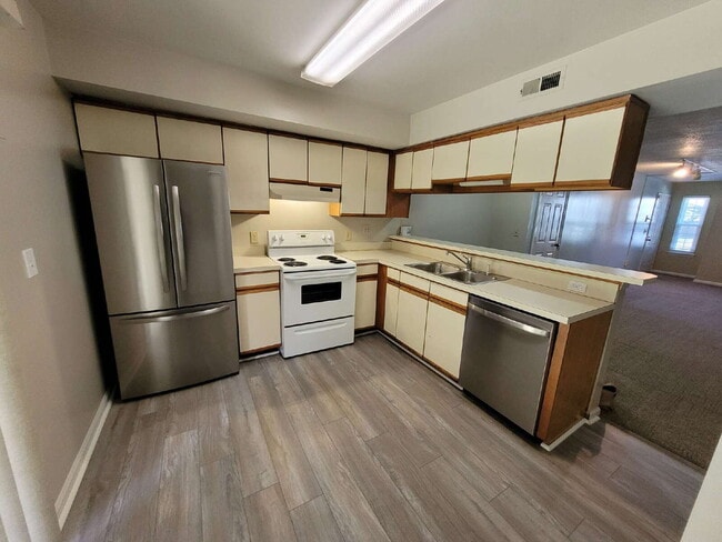 Building Photo - 2 Bedroom Condo Near Chicks Beach!