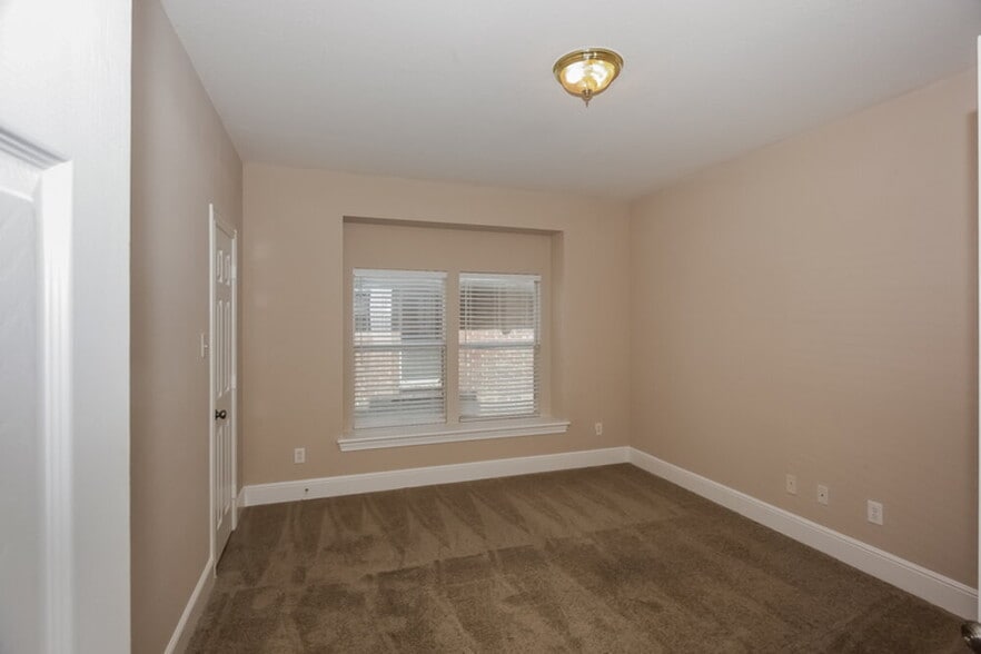 Building Photo - 3405 Marymount Dr