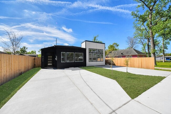 Building Photo - 8106 Locksley Rd