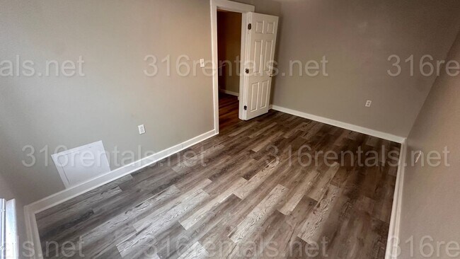 Building Photo - $695- 2 bed 1 bath - Newly Remodeled Duplex