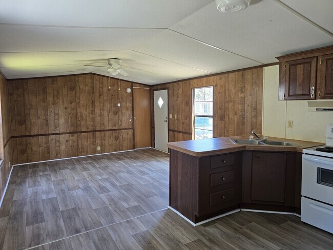 Building Photo - 472 Ruben Wells Rd