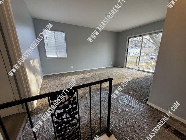 Building Photo - Updated 2 Bed 1 Bath Overland Park Duplex-...