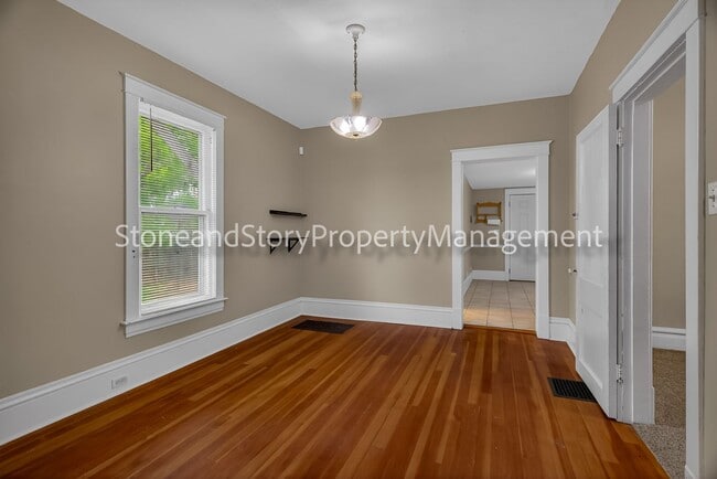 Building Photo - Large 4 bedroom 2 bath in well established Oakland neighborhood