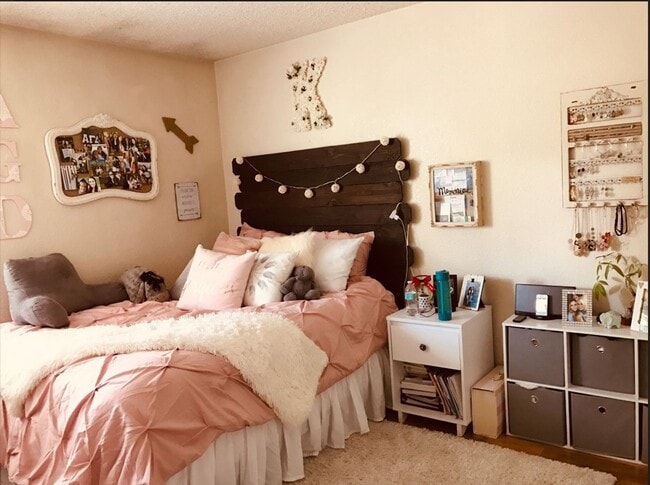 Building Photo - ~Spacious 5 Bed/2 Bath Home in D Section~ Available June 1st