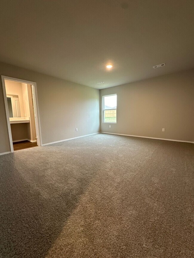 Building Photo - Contact Peggy 501 676 1758