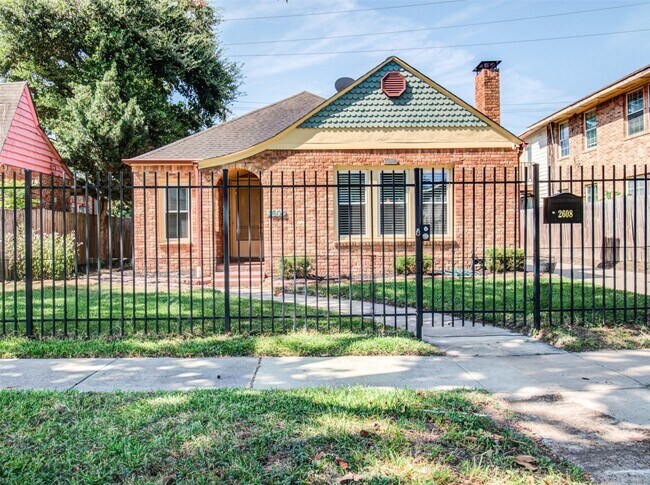 Building Photo - 2608 Rosewood St