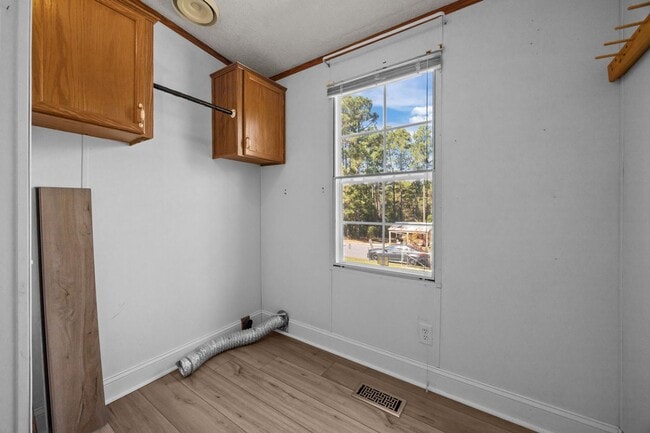 Building Photo - 4 bedroom 2 bathroom spacious home!