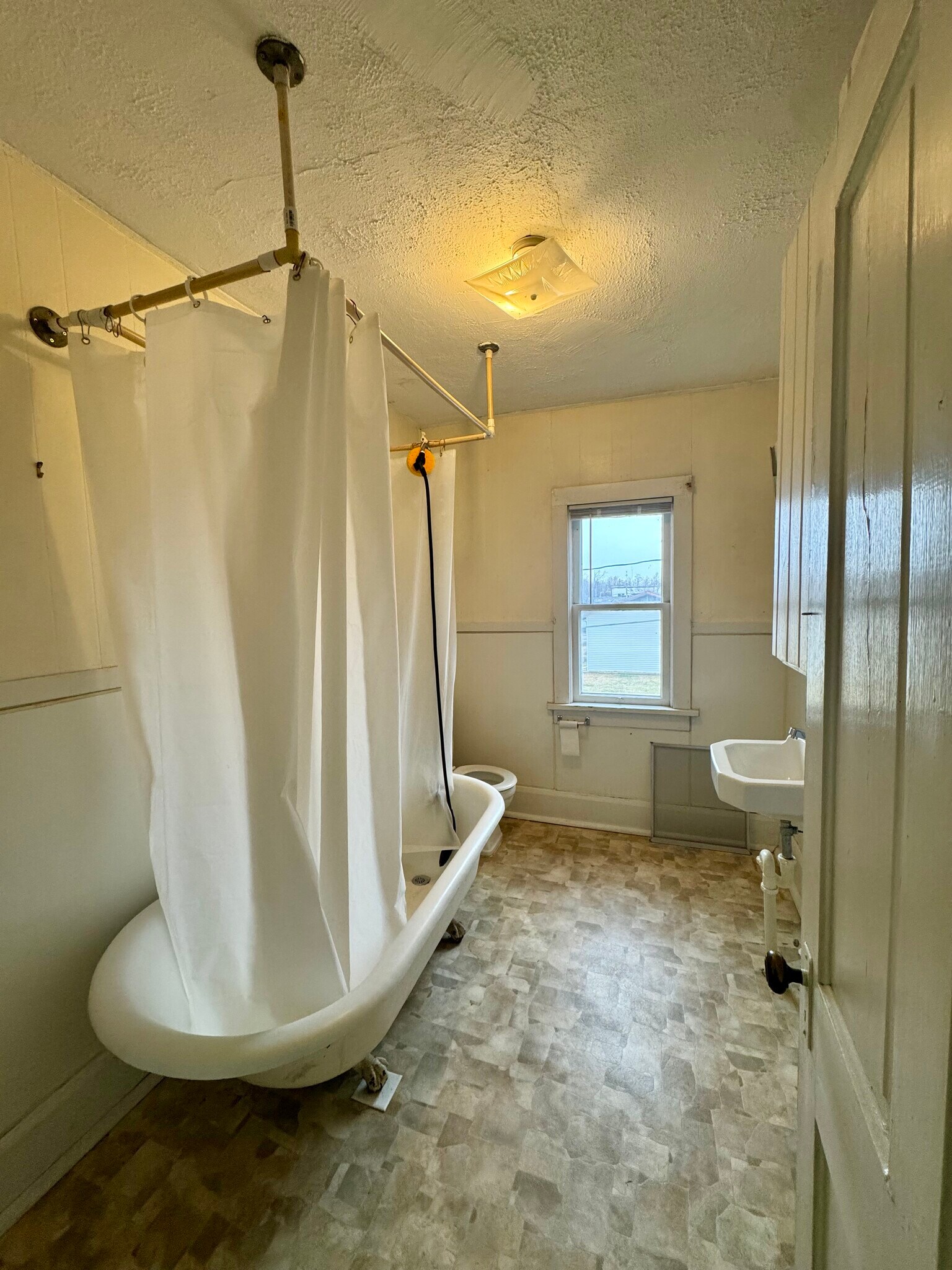 Building Photo - 409 W Hempstead Ave