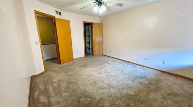 Building Photo - Spacious 2-Bedroom, 2.5 Bathroom, Tri-Leve...