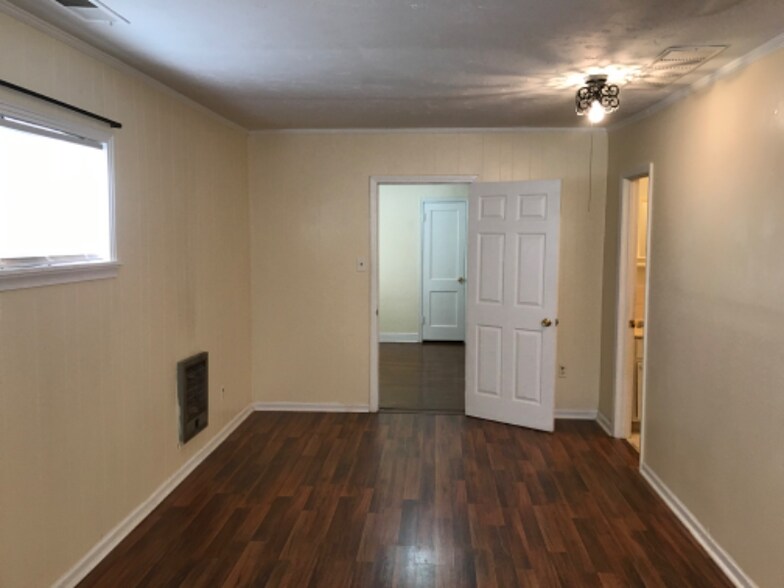 Building Photo - 709 E Frank Ave