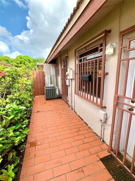 Building Photo - 15529 SW 69th Terrace