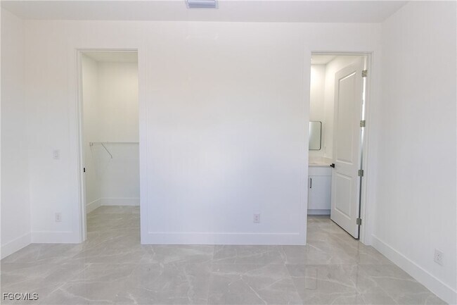 Building Photo - 843 Duplex St E