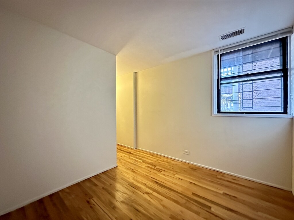 Building Photo - 614 W Surf St