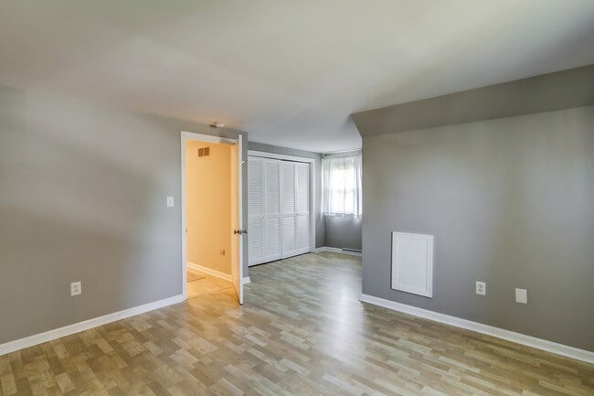 Building Photo - 1827 Larchmont Ln