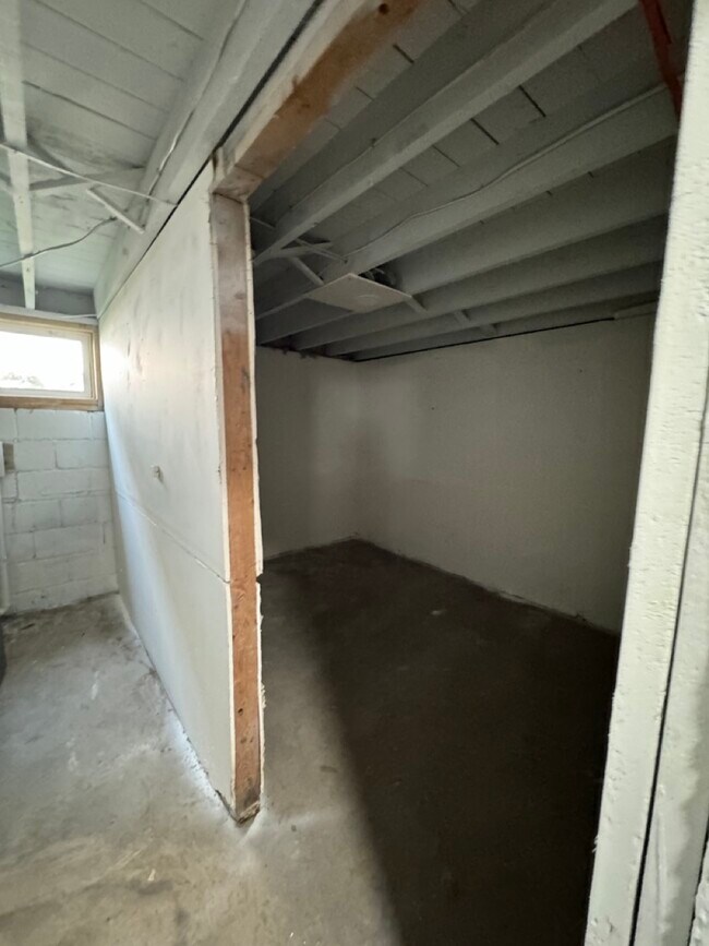 Building Photo - 951 N Bradley Ave