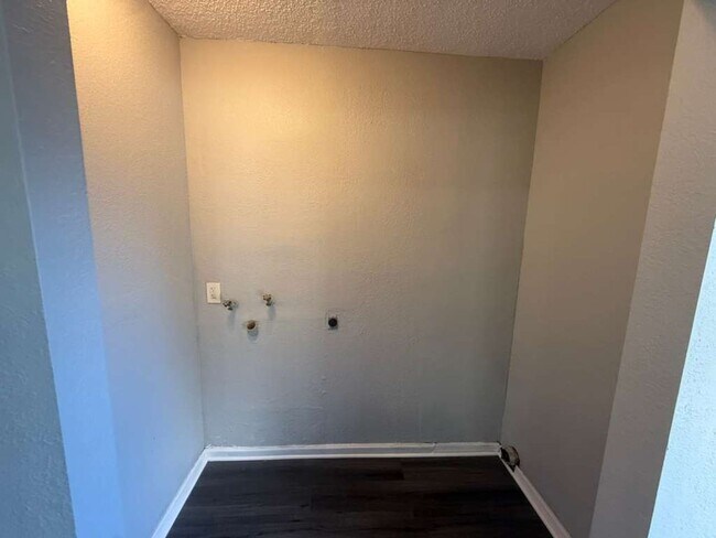 Building Photo - Cute & Cozy 2/1.5 Move In Ready Apply for FREE This Holiday Season!