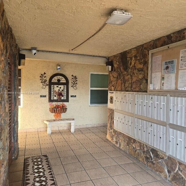 Building Photo - 200 SE 5th Ave