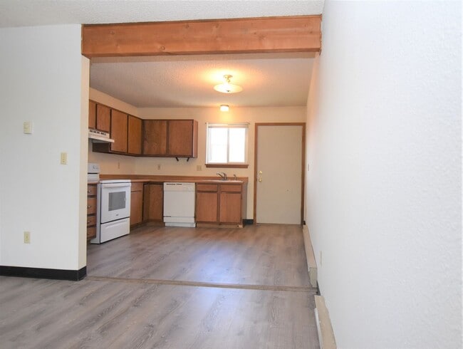 Building Photo - Great Location! Top Floor 2 bed 1 bath and detached garage!