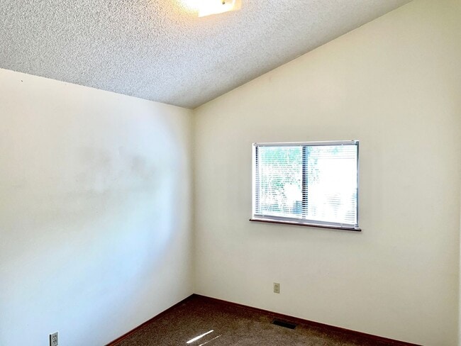 Building Photo - 3 Bedroom Home Right Off the Powers Corrid...