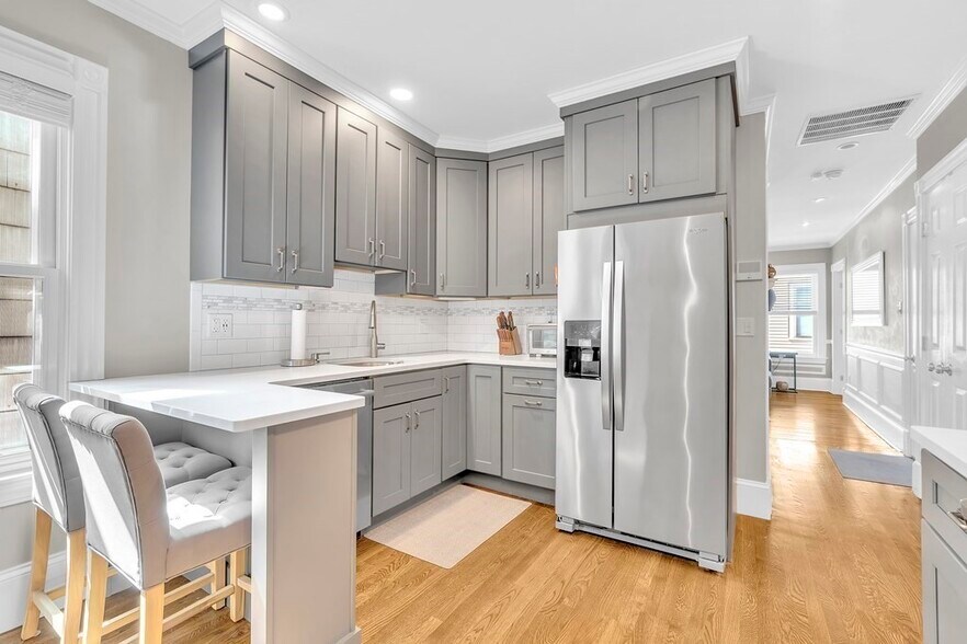 Primary Photo - 176 Bowen St