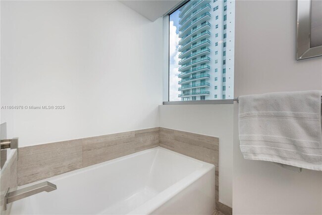 Building Photo - 1300 Brickell Bay Dr