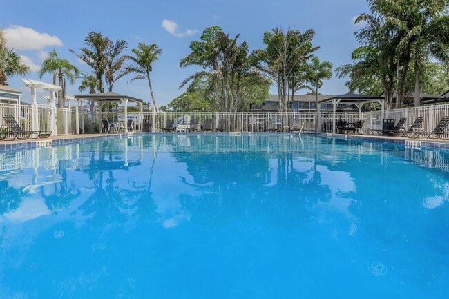 Building Photo - Fountain Lake Bradenton