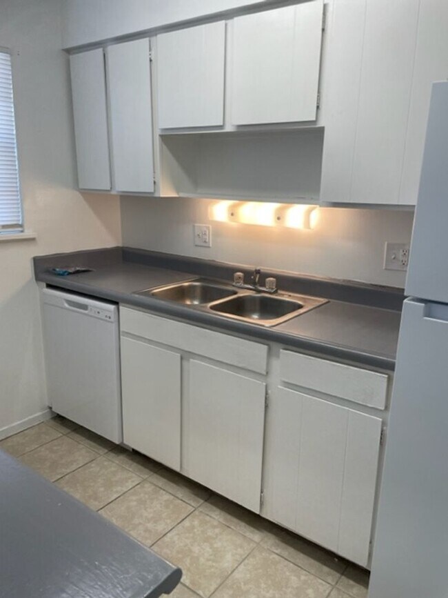 Building Photo - Large One Bedroom Condo
