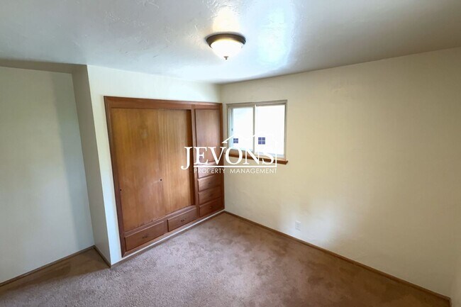 Building Photo - Available Now! 4-bedroom, 2-bathroom house in SeaTac