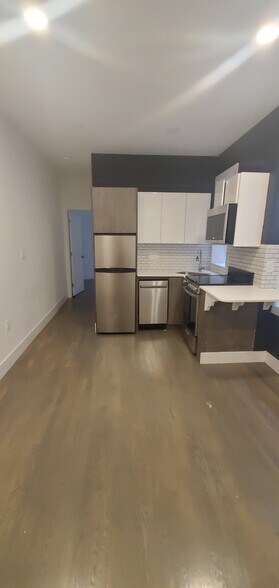 Building Photo - 24 Phillips St