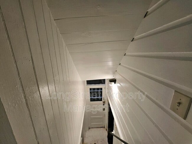 Building Photo - 634 SW Grant St.