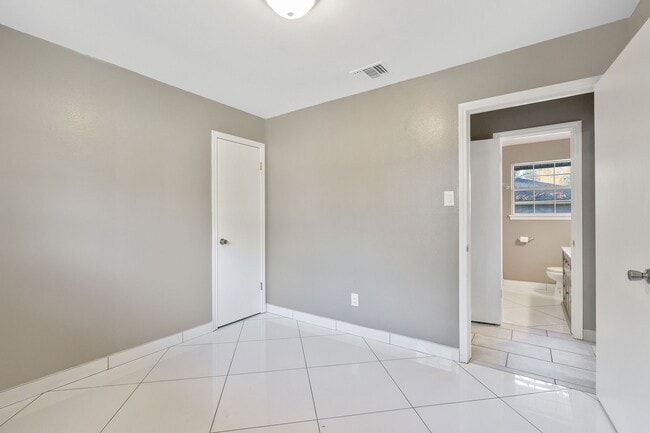 Building Photo - 3307 Roaming Woods Ln