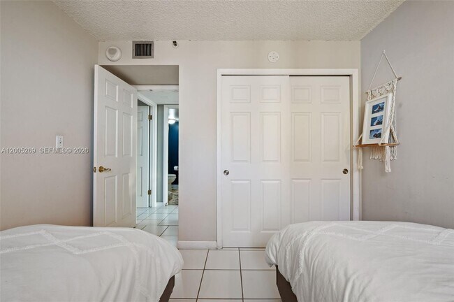 Building Photo - 2555 Collins Ave