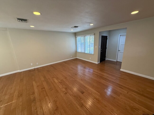 Building Photo - Charming 3-Bedroom Home for Rent in La Cre...