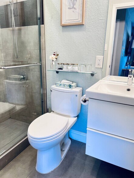 Private bathroom for #103 - 1495 Kavanaugh Dr