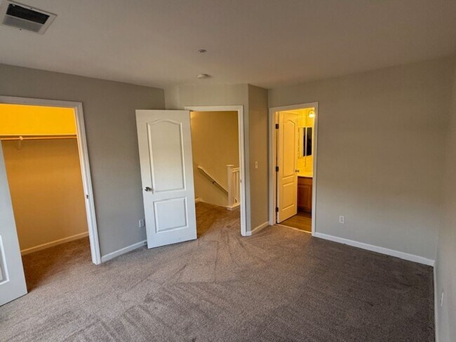 Building Photo - BACK ON MARKET: 2-Bedroom Martinez Townhom...